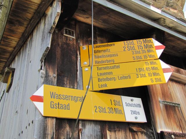 Wegweiser bei der Schutzhütte 2141 m.ü.M.