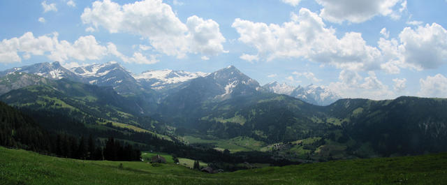 schönes Breitbildfoto. Das Gebiet um Lauenen muss man einfach erwandern