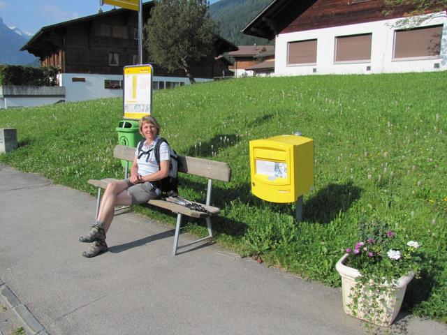 Mäusi bei der Postautohaltestelle in Feutersoey