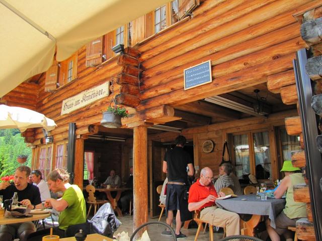 beim Restaurant Arnensee legten wir eine kleine Pause ein. Das Restaurant liegt ein bisschen oberhalb vom Arnensee