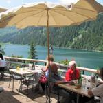 von der Terrasse aus, hat man einen traumhaften Blick auf den Arnensee