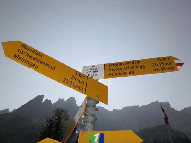 Wegweiser beim Eingang der Gletscherschlucht 1360 m.ü.M.