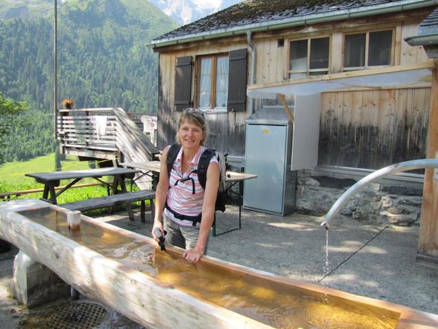 Mäusi erfrischt sich beim Brunnen der Brochhütte