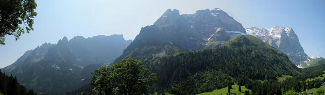 schönes Breitbildfoto mit Engelhörner, Wellhorn und Wetterhorn