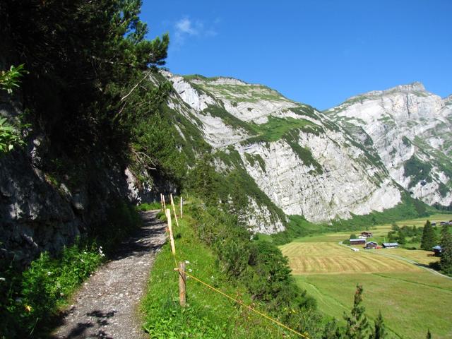 über einen schönen Bergweg, geht es gemütlich aufwärts