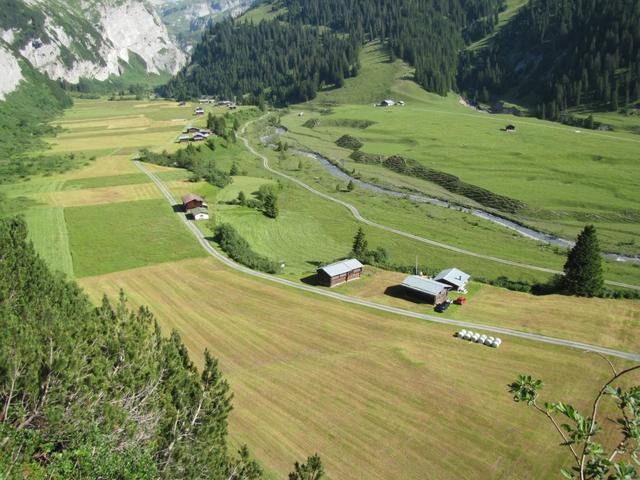 rechts vom Weg, fällt der Blick tief hinunter auf die Ebene von Bargis