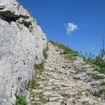 über den alten Pflasterweg geht es weiter aufwärts Richtung Tegia Gronda