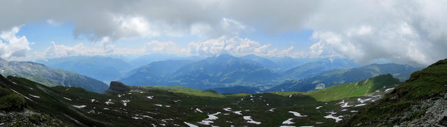 schönes Breitbildfoto vom Grat aus gesehen mit Blick auf den Flimserstein