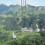 Blick während der Fahrt von der Luftseilbahn hinunter zum Col du Pillon