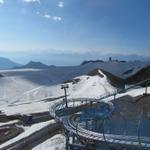 wir haben die Bergstation auf dem Sex Rouge 2940 m.ü.M. erreicht. Eine Rodelbahn hier oben! Schrecklich