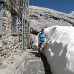 vor der Cabane de Prarochet liegt noch viel Schnee