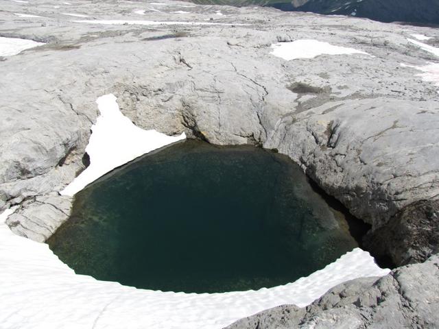 viele tiefe Klüften und Löcher sind in dieser Karrenlandschaft mit Wasser gefüllt