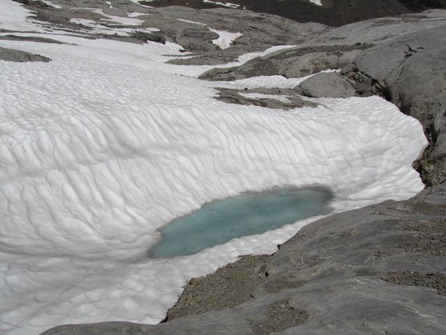 viele Klüften und Felsspalten sind noch mit Schnee bedeckt. Punkt 2301 m.ü.M. Le Lachon