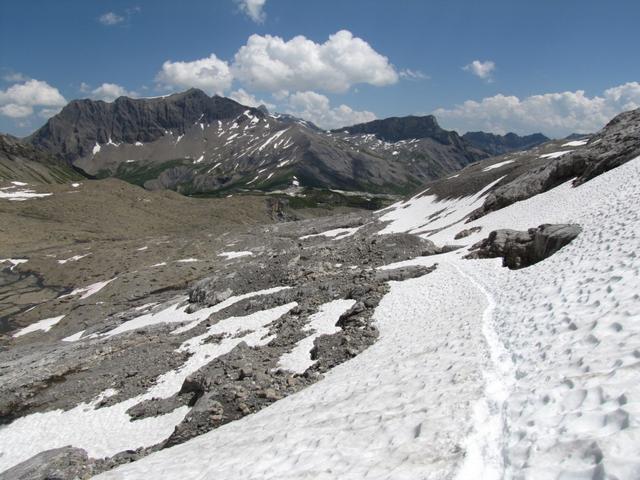 bei Punkt 2317 m.ü.M. lassen wir die letzten Altschneefelder hinter uns