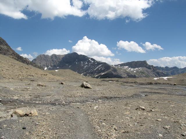 auf dem Weg zum Col du Sanetsch mit Blick auf die Arête de l'Arpille. Dort oben waren wir auch schon