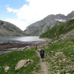 wir schlagen den rechten Seerundweg ein. Ist schöner. Der auf der anderen Seeseite verläuft auf der Strasse