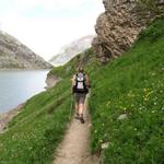 ein schöner Weg führt einem rechts am Ufer des Sanetsch Stausee vorbei