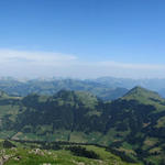 schönes Breitbildfoto. Der Blick reicht bis nach Gstaad