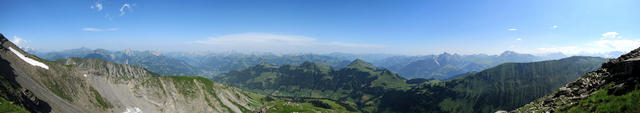 schönes Breitbildfoto. Der Blick reicht bis nach Gstaad