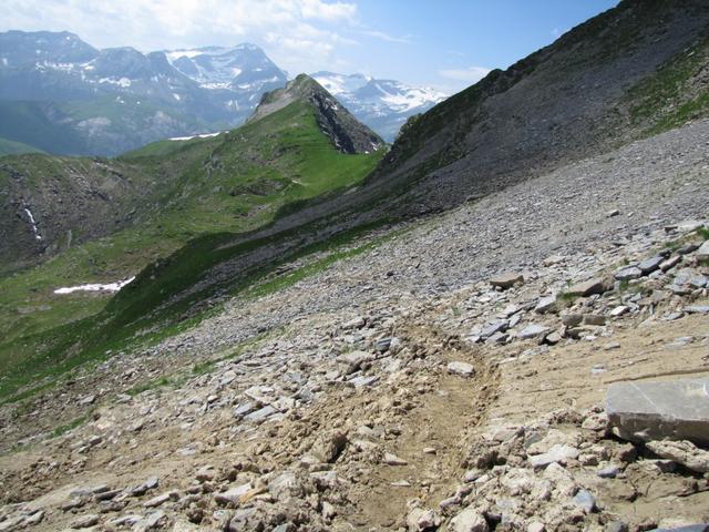 oberhalb von Hindergifer führt der Weg ein bisschen unterhalb vom Grat weiter geradeaus