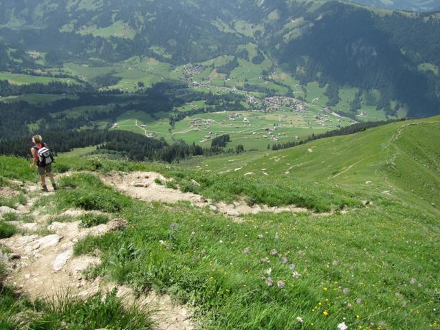 steil führt der Bergpfad abwärts