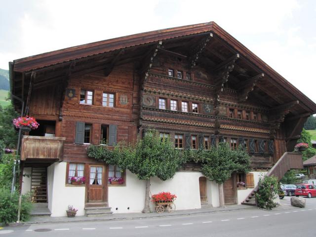 Lauenen besitzt eine schöne Kirche und auch schöne Häuser