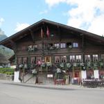 das 1756 erbaute Gasthaus und Hotel Bären mit der schönen Kirche in Gsteig