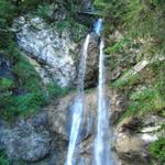 von weit oben, schiesst das Wasser in die Tiefe