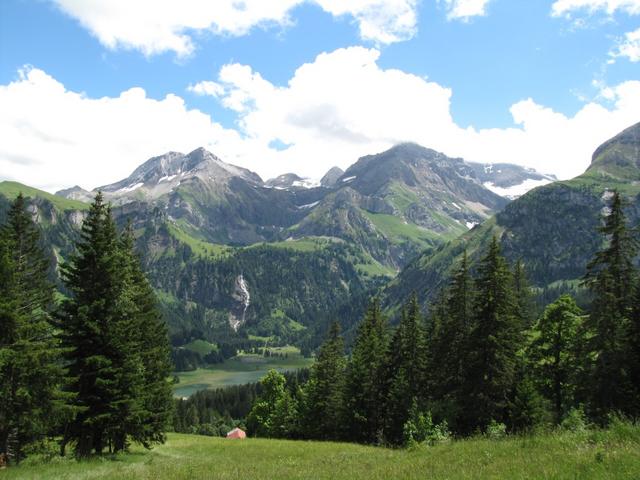 der Lauenensee taucht vor uns auf. Gut ersichtlich der Tungelschuss