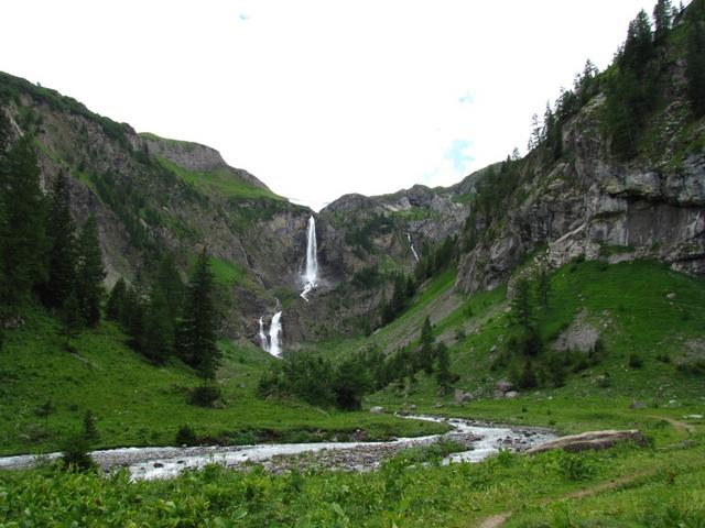 ein richtig schön imposanter Wasserfall. Einer der schönsten Wasserfälle vom Berner Oberland