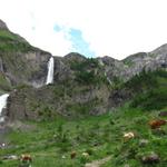 der Bergweg führt rechts am Geltenschuss vorbei Richtung Nüwe Berg