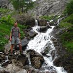 Franco überschreitet den Bergbach der vom Spitzhorn viel Wasser hinunterbringt