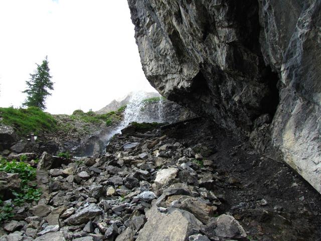 vor uns taucht ein kleiner Wasserfall auf