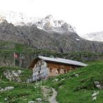 wir haben die Geltenhütte erreicht. Grandios die Kulisse, ein felsiges Halbrund schroffer Mauern und hoher Gipfel