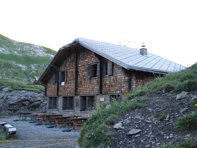 wir verlassen die gut geführte und schön gelegene Geltenhütte 2003 m.ü.M.