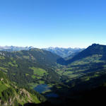 das Lauenental mit Lauenensee. Der Blick reicht bis in die Waadtländer und Freiburger Alpen