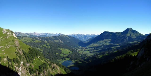 das Lauenental mit Lauenensee. Der Blick reicht bis in die Waadtländer und Freiburger Alpen