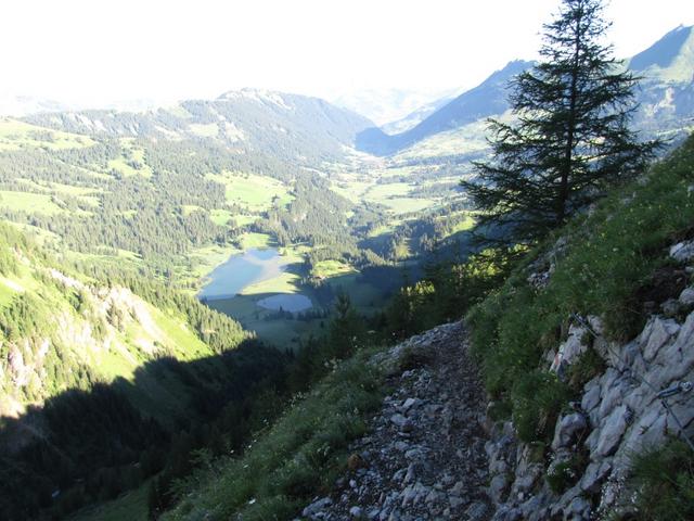 für einen kurzen Moment sollte man die Aussicht nicht geniessen, sondern auf den Weg achten