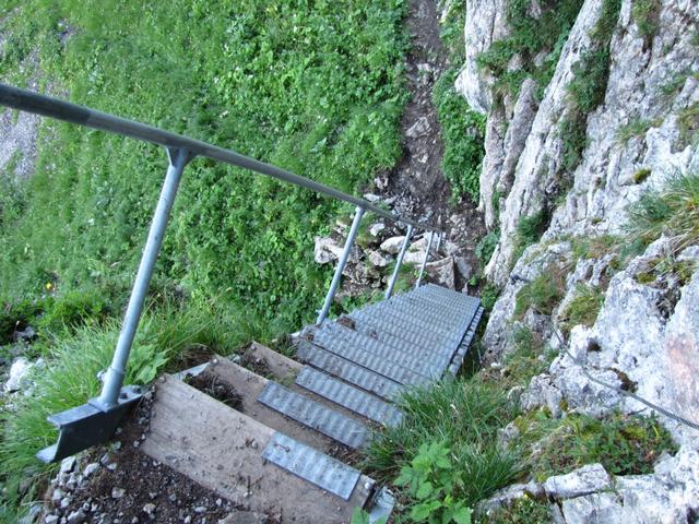 eine Eisentreppe erleichtert den Abstieg