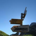 Wegweiser bei der Wegkreuzung Punkt 1899 m.ü.M. weiter geht es Richtung Stieretungel