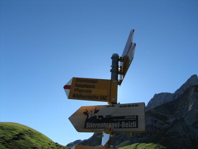 Wegweiser bei der Wegkreuzung Punkt 1899 m.ü.M. weiter geht es Richtung Stieretungel