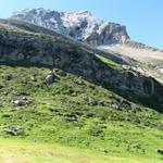 beim Tungelpass biegen wir rechts ab und wandern zu der Felswand