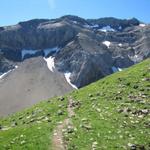 vor uns taucht die steile Felswand des Schnidehorn auf