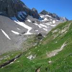 die Wildhornhütte taucht vor uns auf