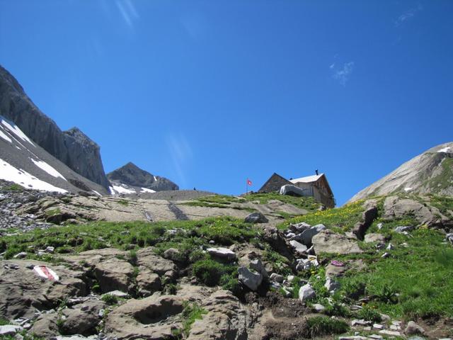 bei weiterhin Kaiserwetter verlassen wir die Wildhornhütte und werfen einen Blick zurück