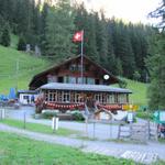 Frühmorgens verlassen wir das Berghaus Iffigenalp auf der Iffigenalp 1584 m.ü.M.