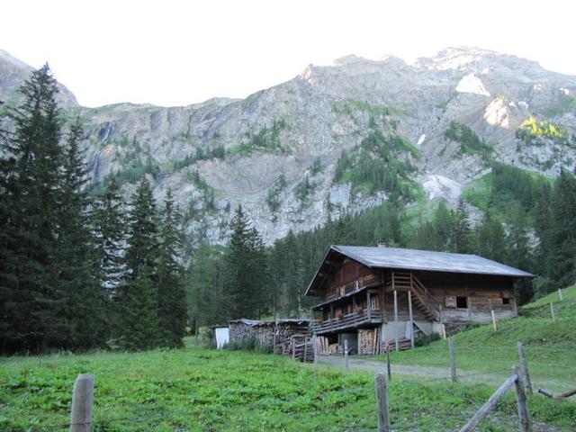 der Weg führt neben den Alphäusern der Iffigenalp vorbei