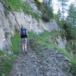 kühn windet sich der Bergpfad an den steilen und hohen Felswände hinauf