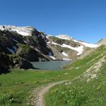 vor uns erscheint der namenlose See kurz vor dem Rawilpass