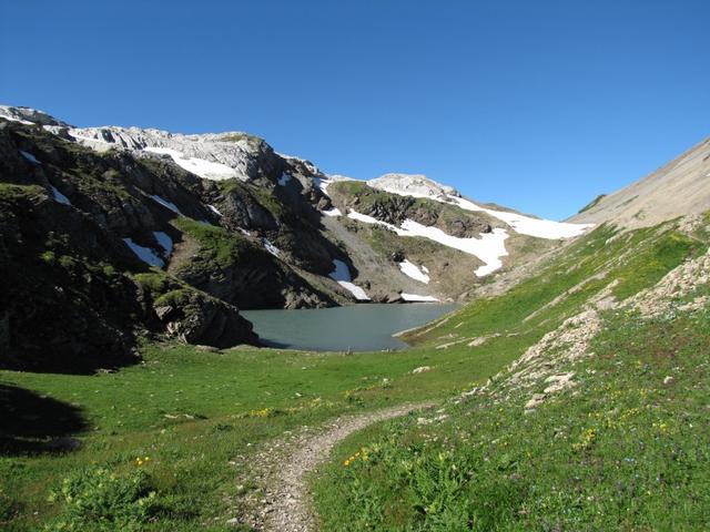 vor uns erscheint der namenlose See kurz vor dem Rawilpass